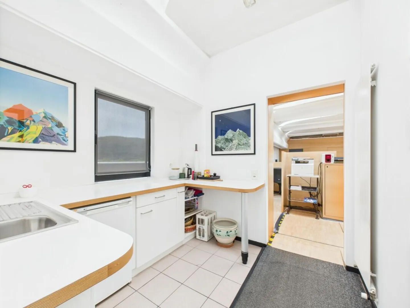 Commercial building with income, ideal for investment or personal use - Photo 6 of 16