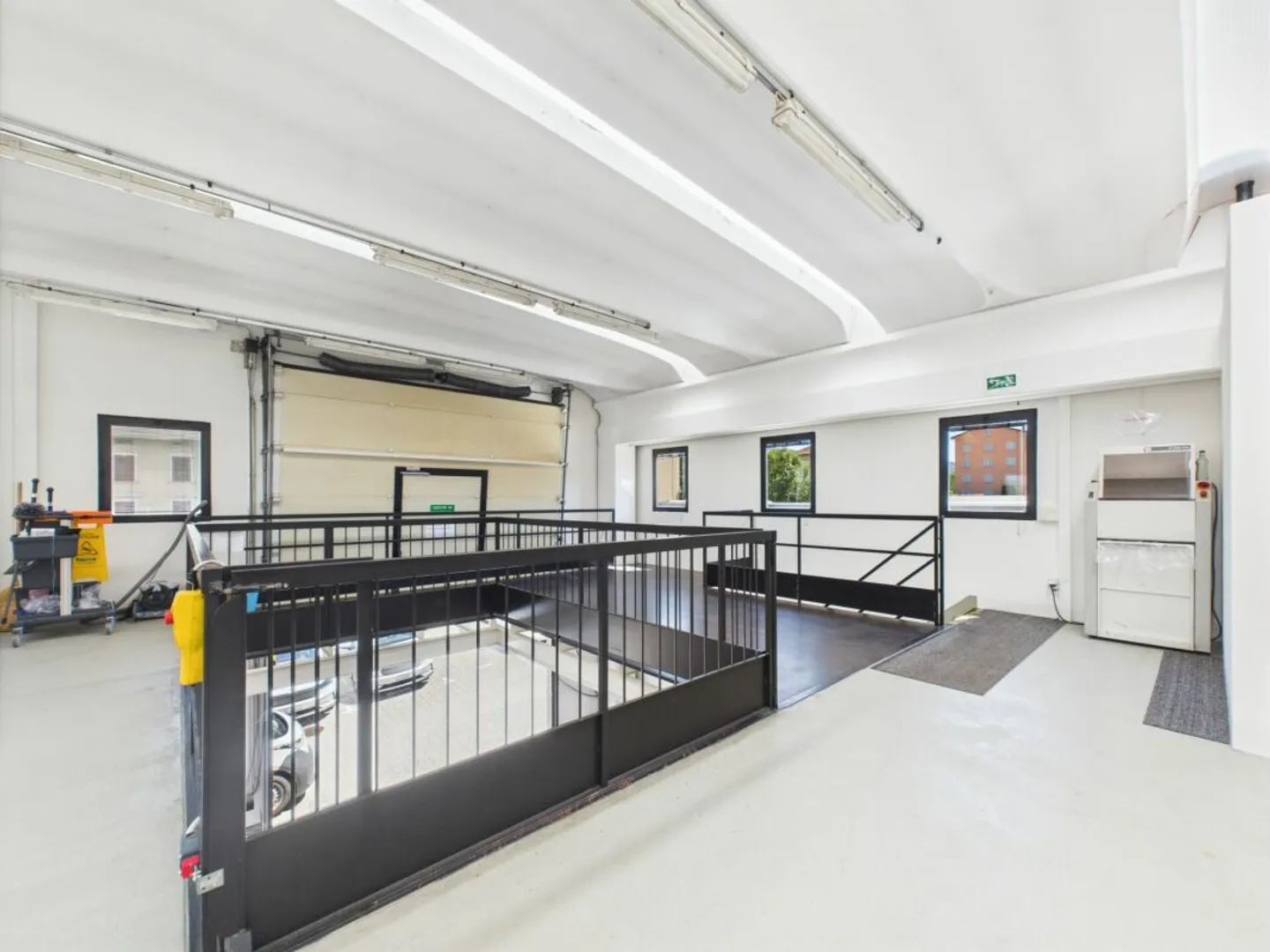 Commercial building with income, ideal for investment or personal use - Photo 13 of 16