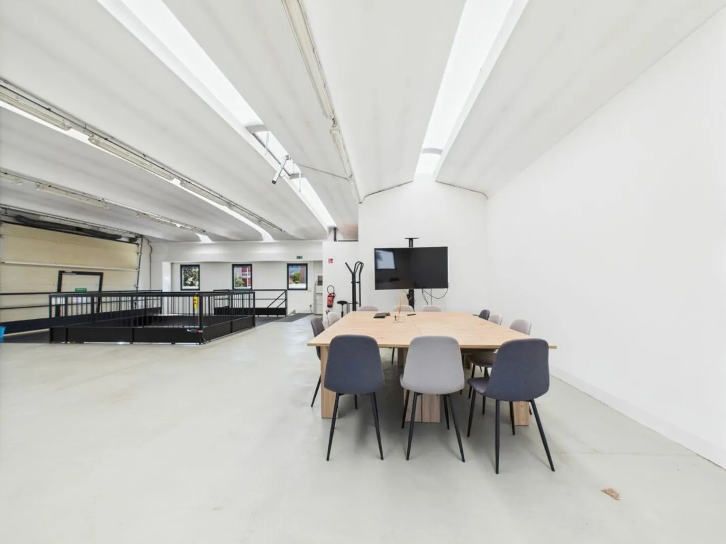 Commercial building with income, ideal for investment or personal use - Photo 14 of 16