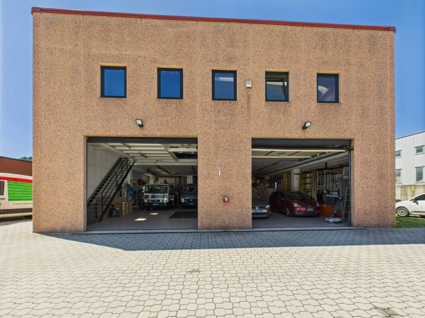 Commercial building with income, ideal for investment or personal use - Photo 16 of 16