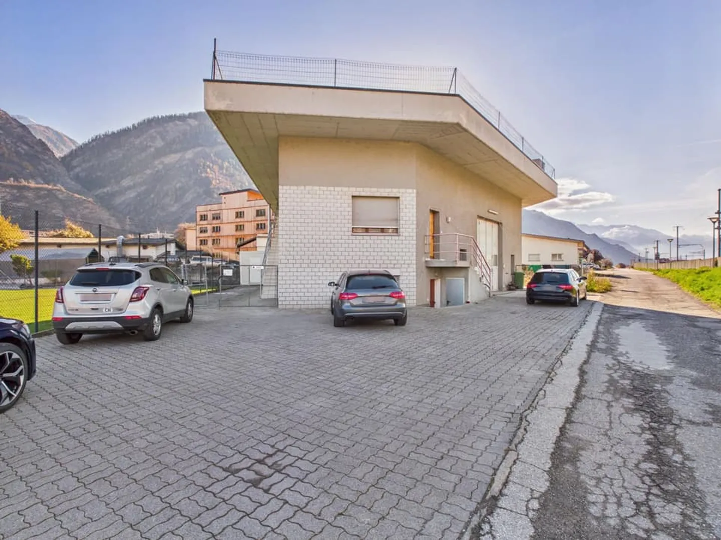 Warehouse with refrigerated rooms and two studios - Photo 1 of 10