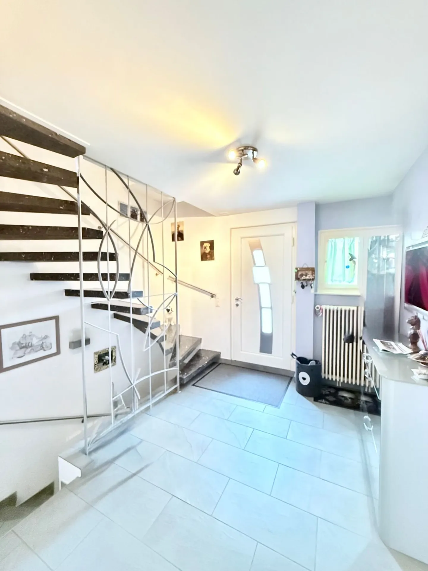 Charming terraced house with attic, just two steps from the city center and the Nyon train station - Photo 2 of 13