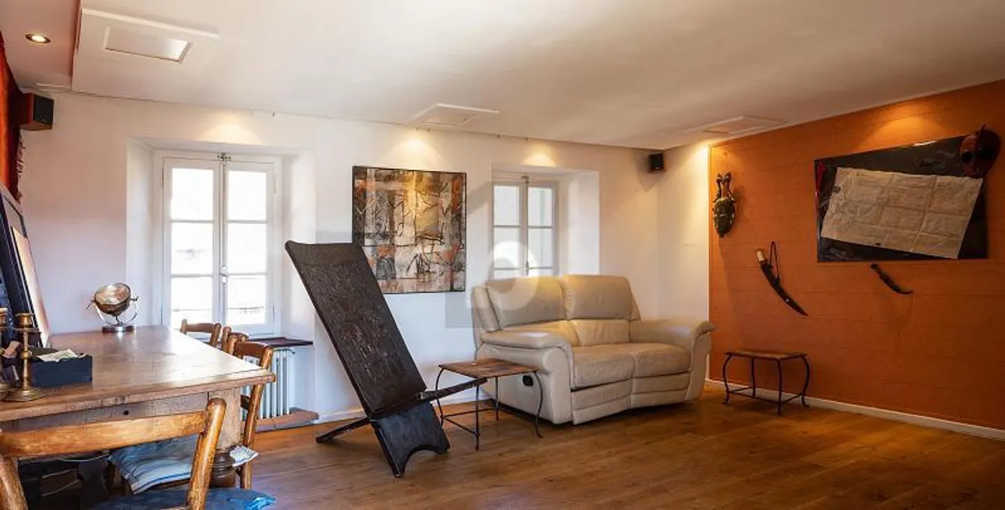 BARGAIN PRICE!! SPACIOUS AND SUNNY IN THE CENTER - Photo 2 of 6