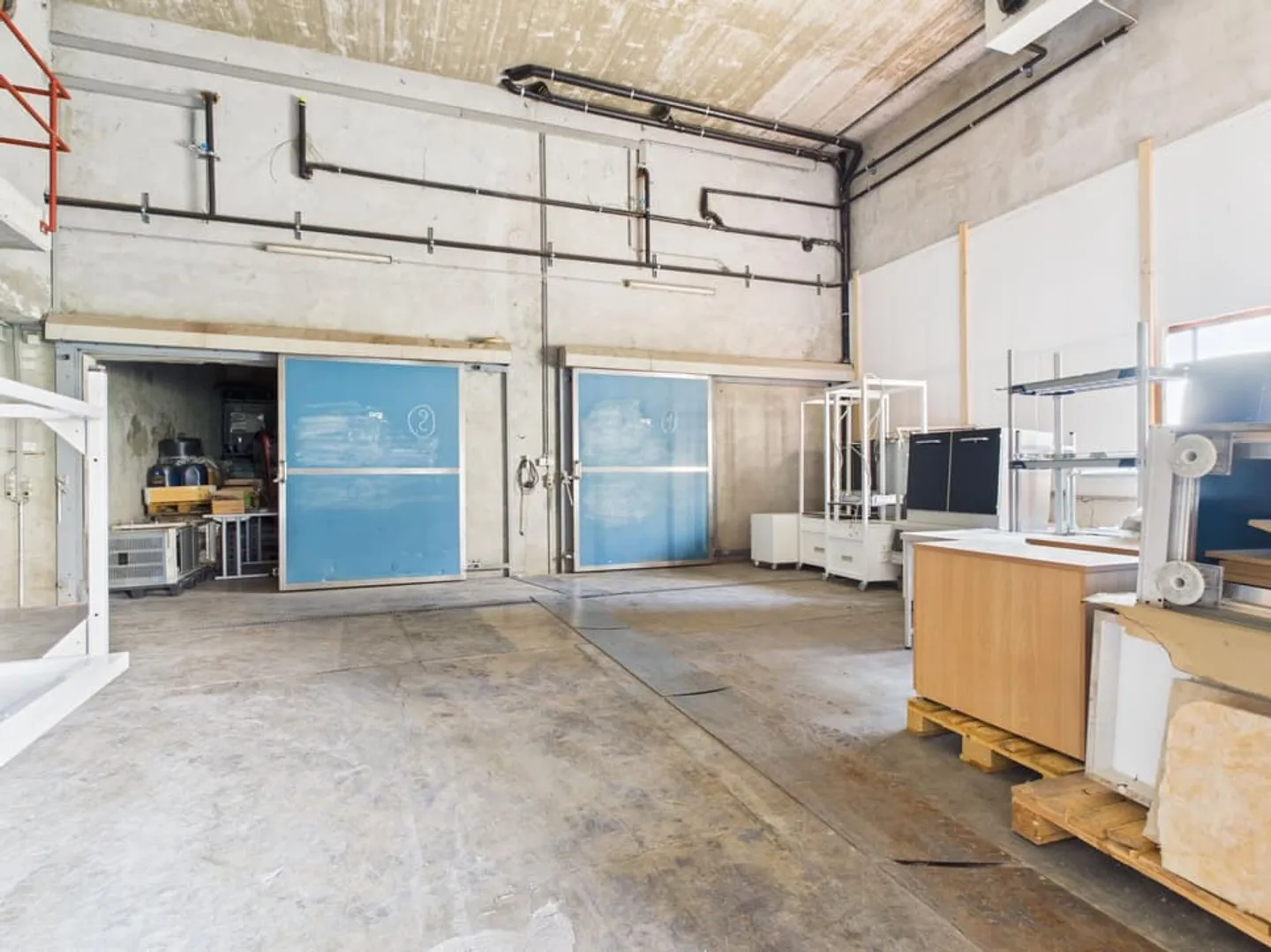 Warehouse with refrigerated rooms and two studios - Photo 6 of 10