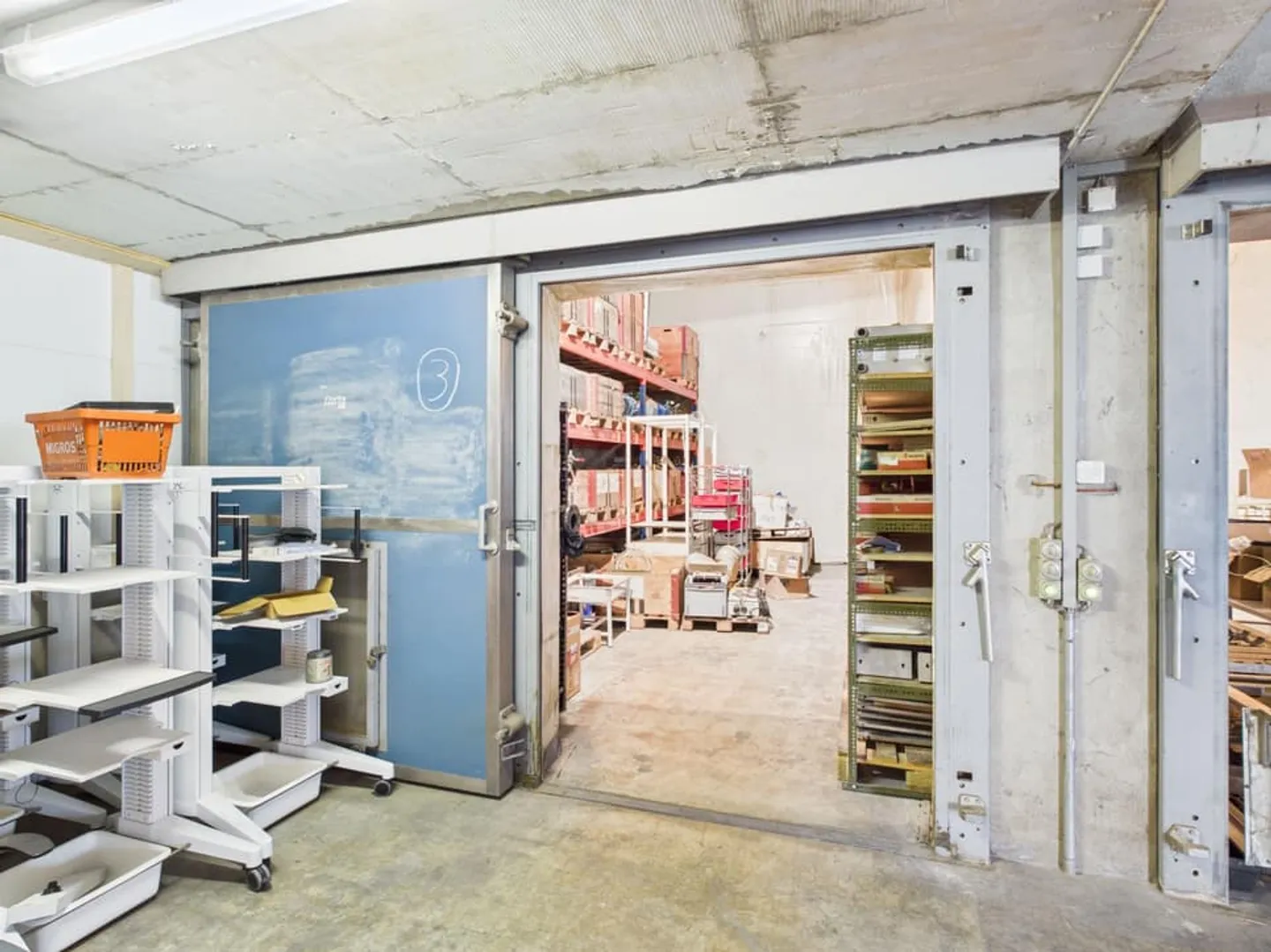 Warehouse with refrigerated rooms and two studios - Photo 7 of 10