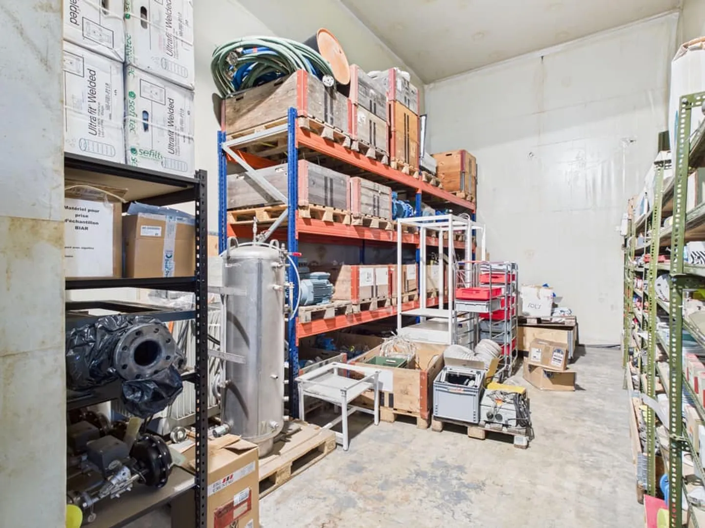 Warehouse with refrigerated rooms and two studios - Photo 9 of 10