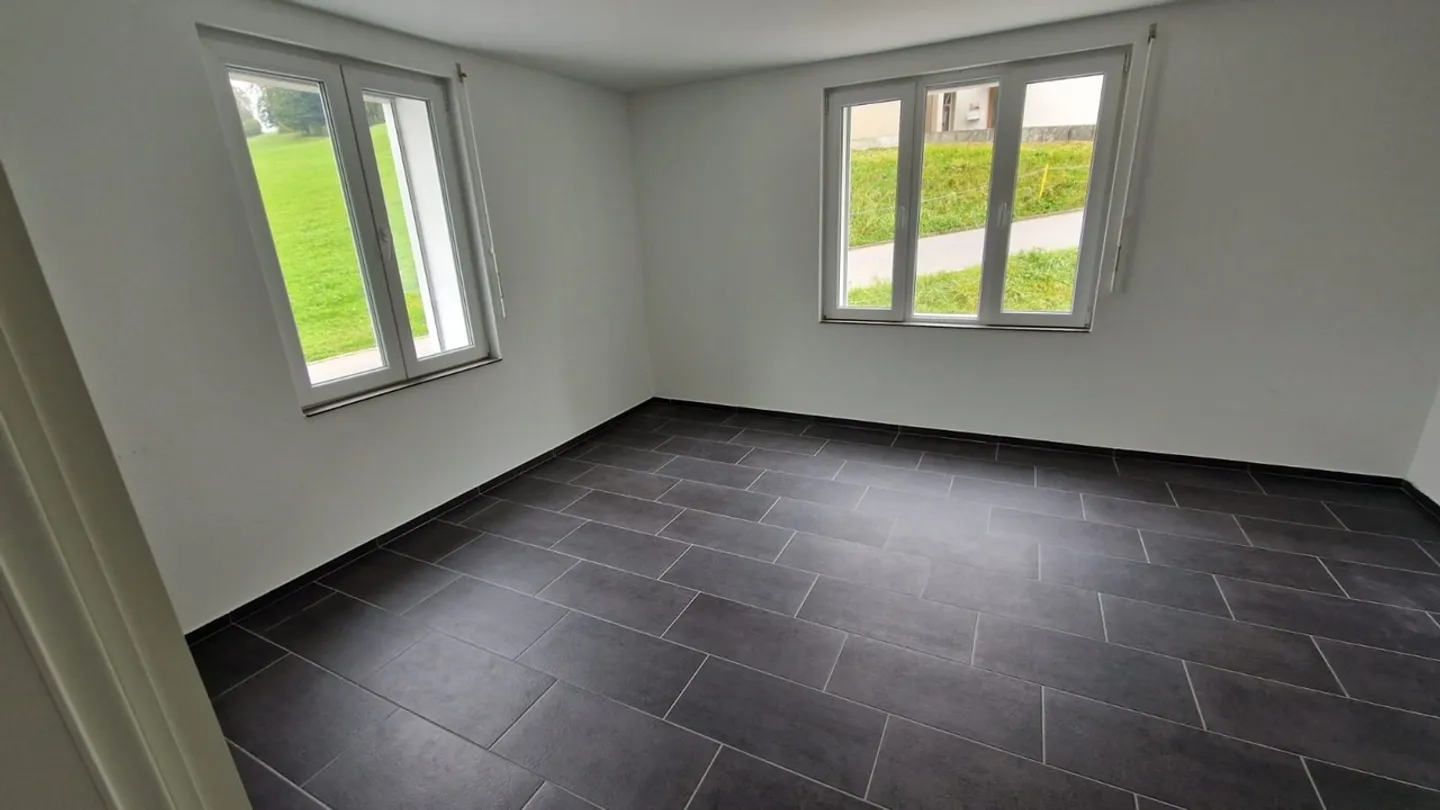 Appartamento 3.5 stanze soleggiato e ristrutturato a Holderbank - Foto 2 di 3