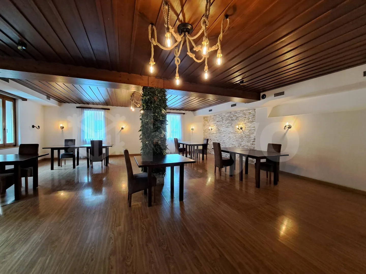 Commercial space for rent (restaurant) - 1 month of free net rent offered - Photo 3 of 12