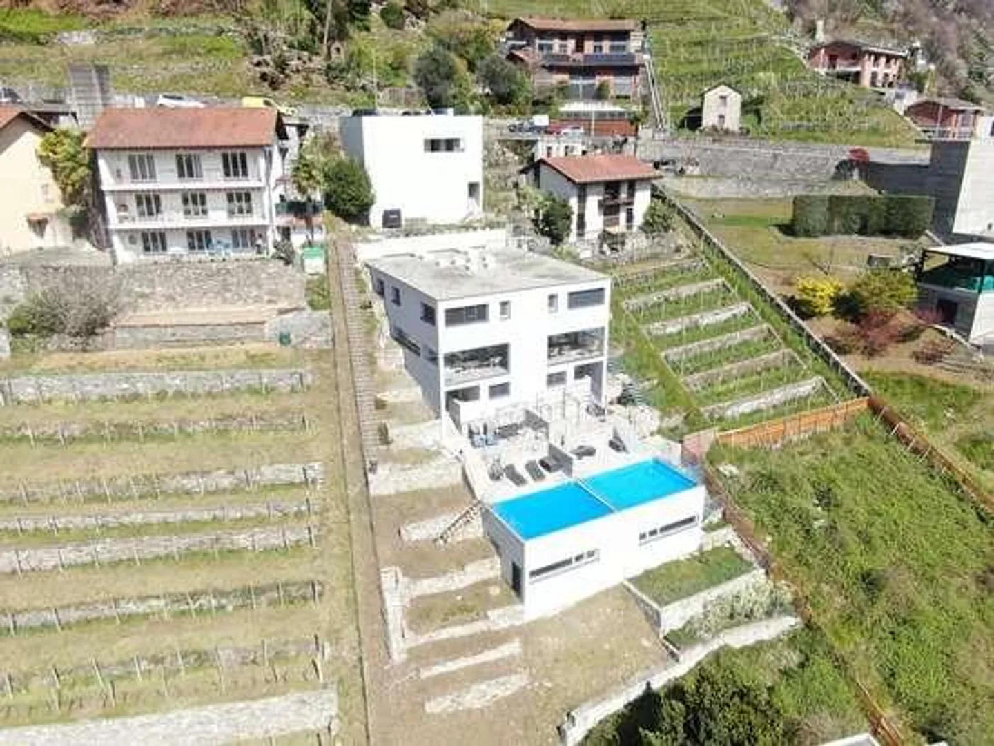 Modern Villa with Pool - Photo 4 of 13