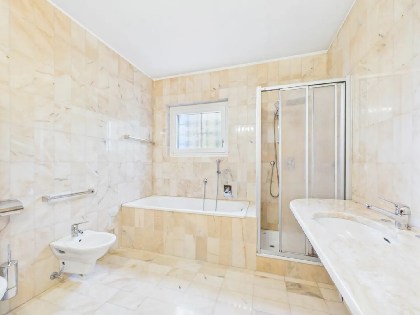 Appartement lumineux situé dans la nature dans un emplacement privilégié avec un grand jardin - Photo 8 sur 13