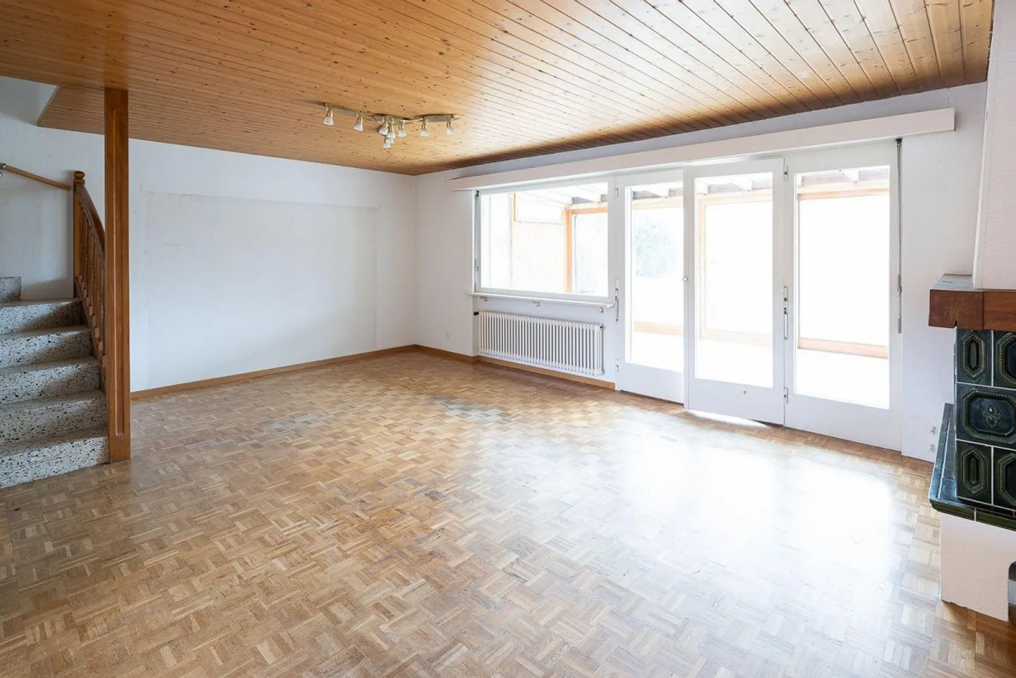 Maison de ville ensoleillée de 4½ pièces à rénover - Photo 2 sur 13