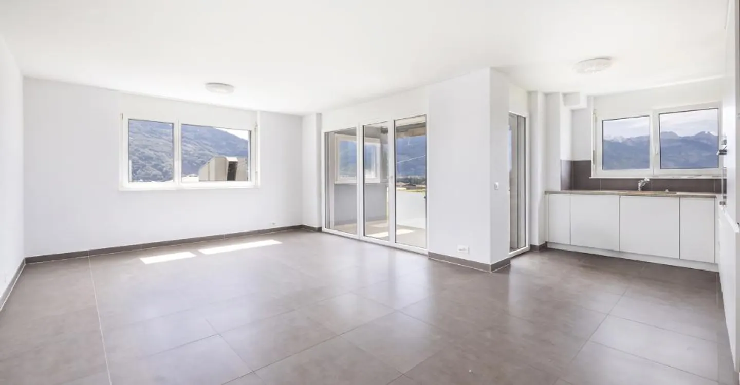 For sale: 4.5 rooms on the top floor with 3 bedrooms, two balconies and unobstructed view - Photo 1 of 17