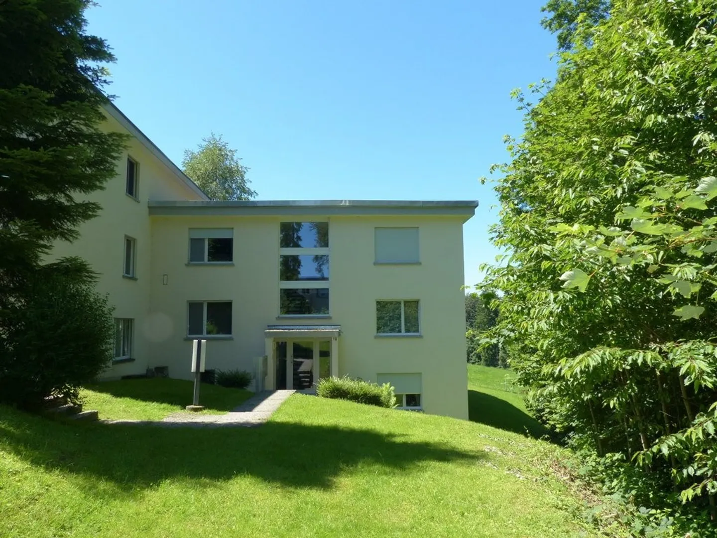 Near University - Beautiful living in a great location with a view of greenery - Photo 1 of 7