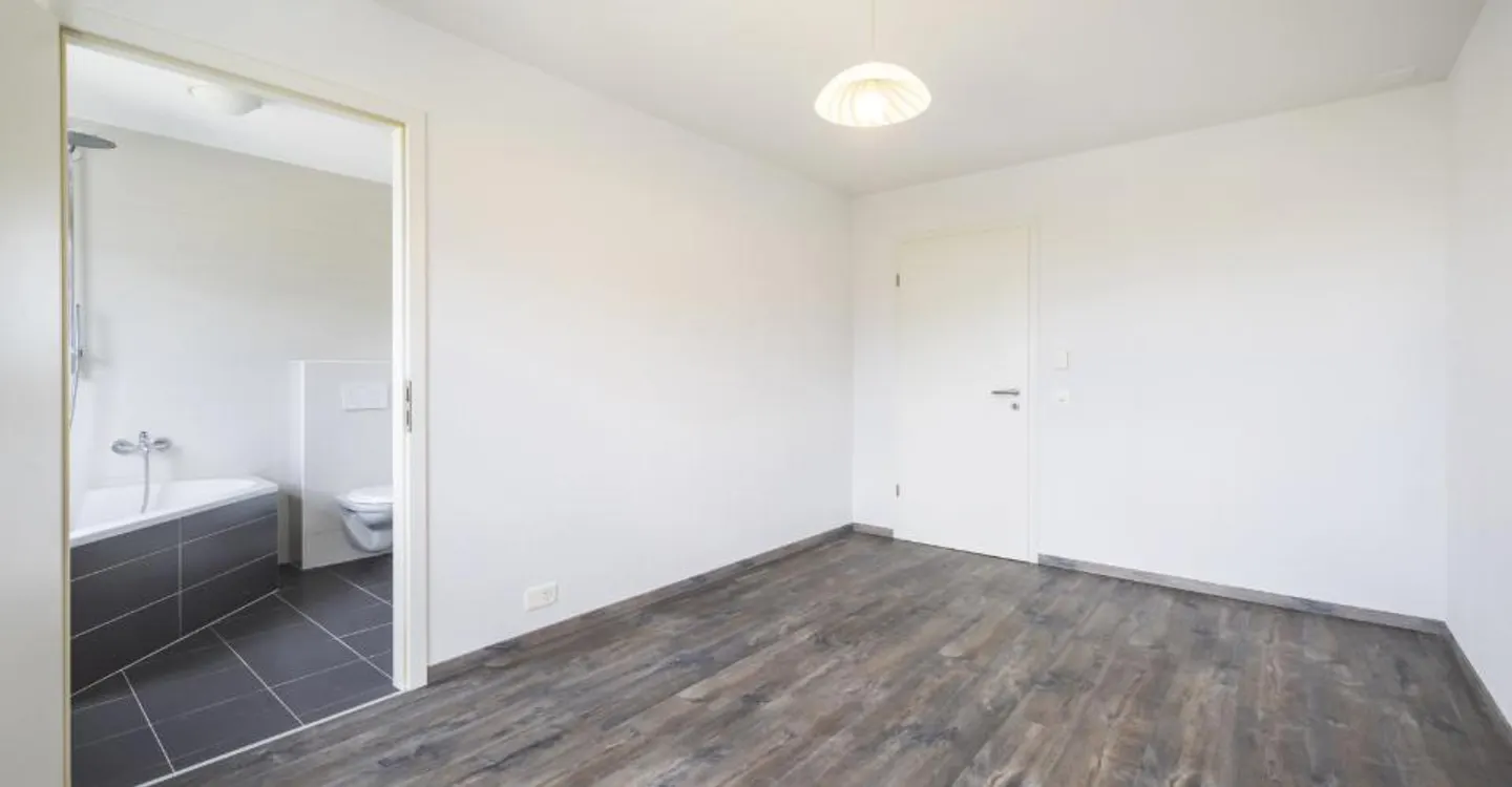 For sale: 4.5 rooms on the top floor with 3 bedrooms, two balconies and unobstructed view - Photo 6 of 17