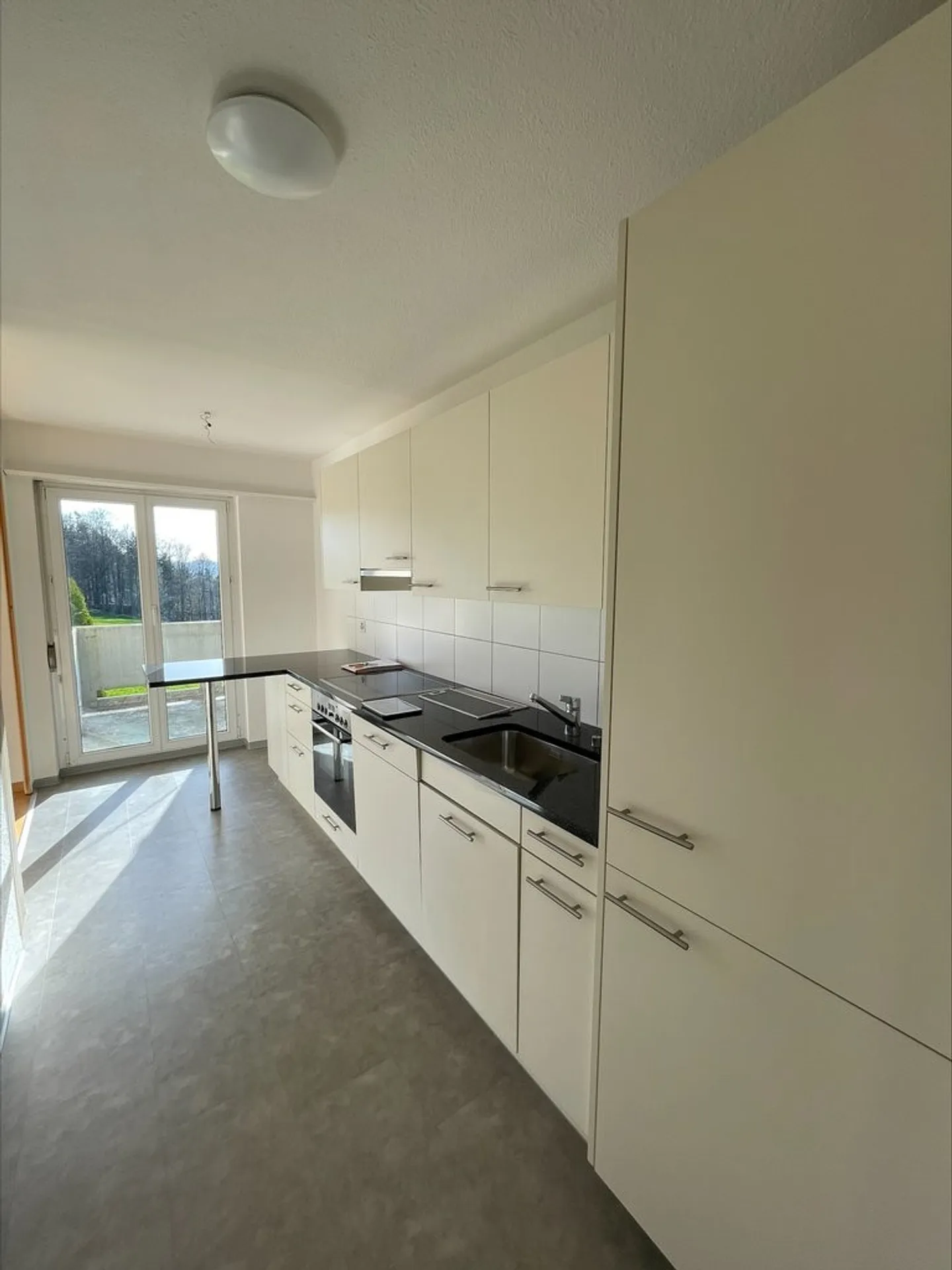 Near University - Beautiful living in a great location with a view of greenery - Photo 4 of 7