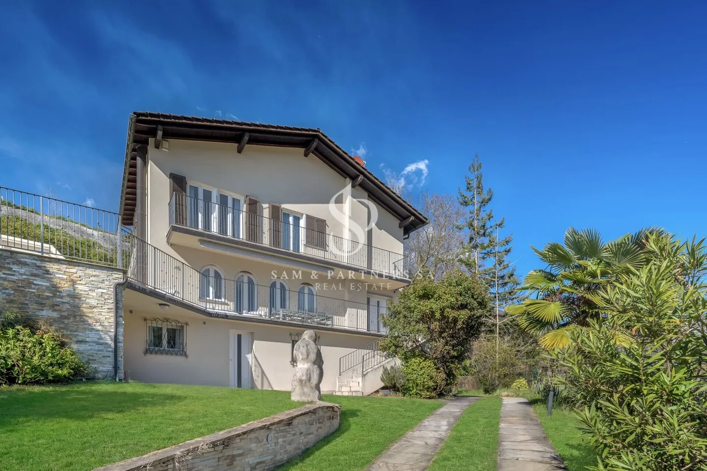 Villa moderna con piscina - Foto 1 di 19