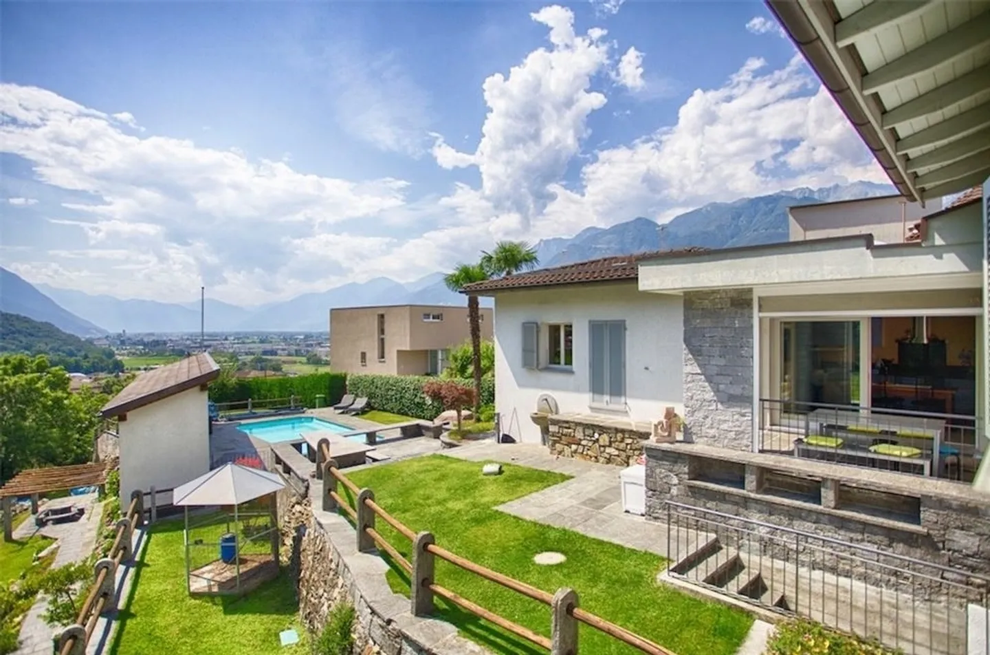 Elegant single-family villa with 7 rooms and pool in a panoramic area - Photo 1 of 10