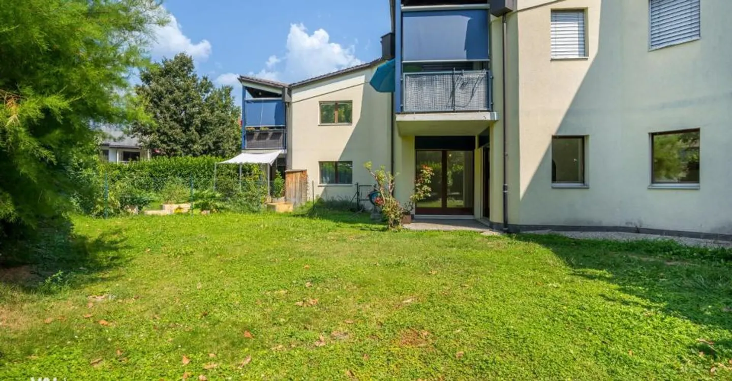 Pleasant, with a beautiful garden space, just steps from the capital - Photo 1 of 13