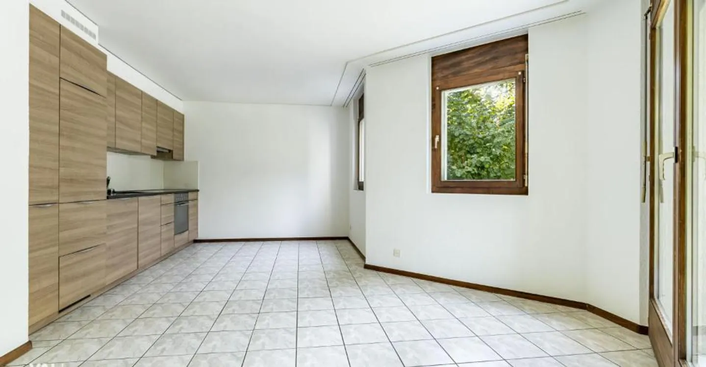 Pleasant, with a beautiful garden space, just steps from the capital - Photo 2 of 13