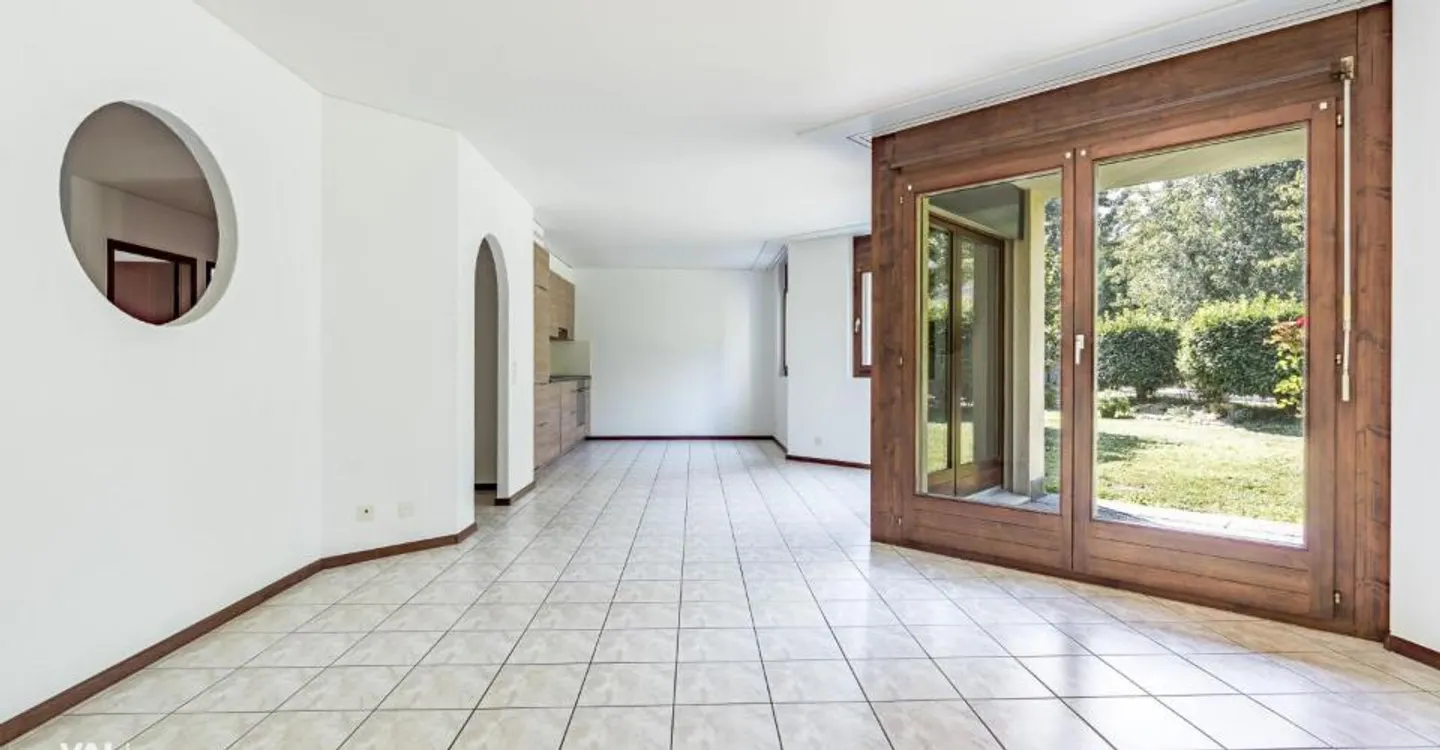 Pleasant, with a beautiful garden space, just steps from the capital - Photo 4 of 13
