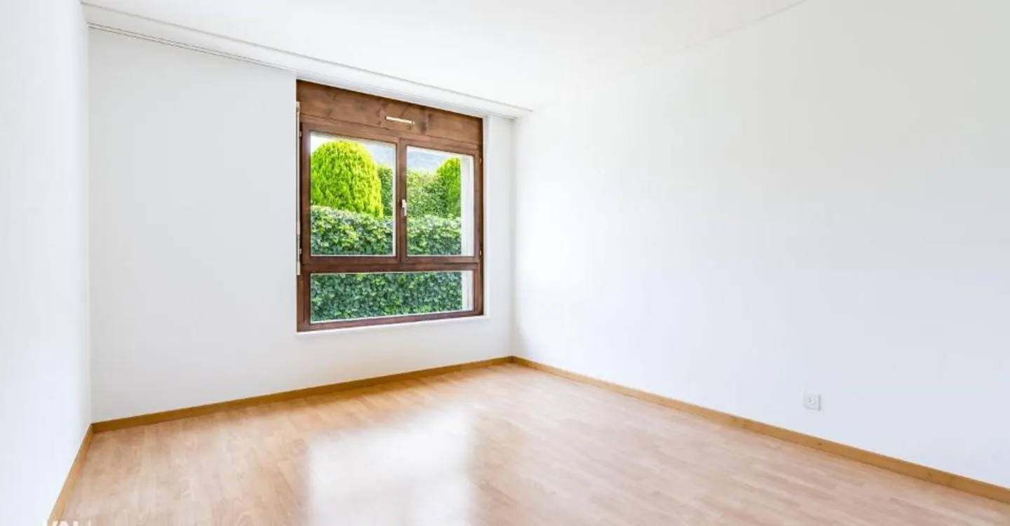 Pleasant, with a beautiful garden space, just steps from the capital - Photo 7 of 13