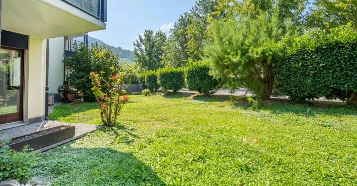 Pleasant, with a beautiful garden space, just steps from the capital - Photo 10 of 13