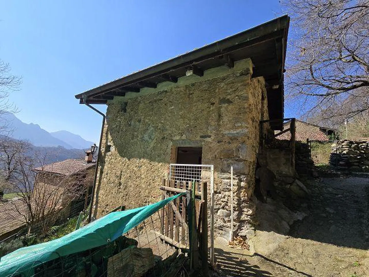 rustico di 3 loc. piccolo terreno molto soleggiata, tranquilla, con bella vista - Foto 30 di 32