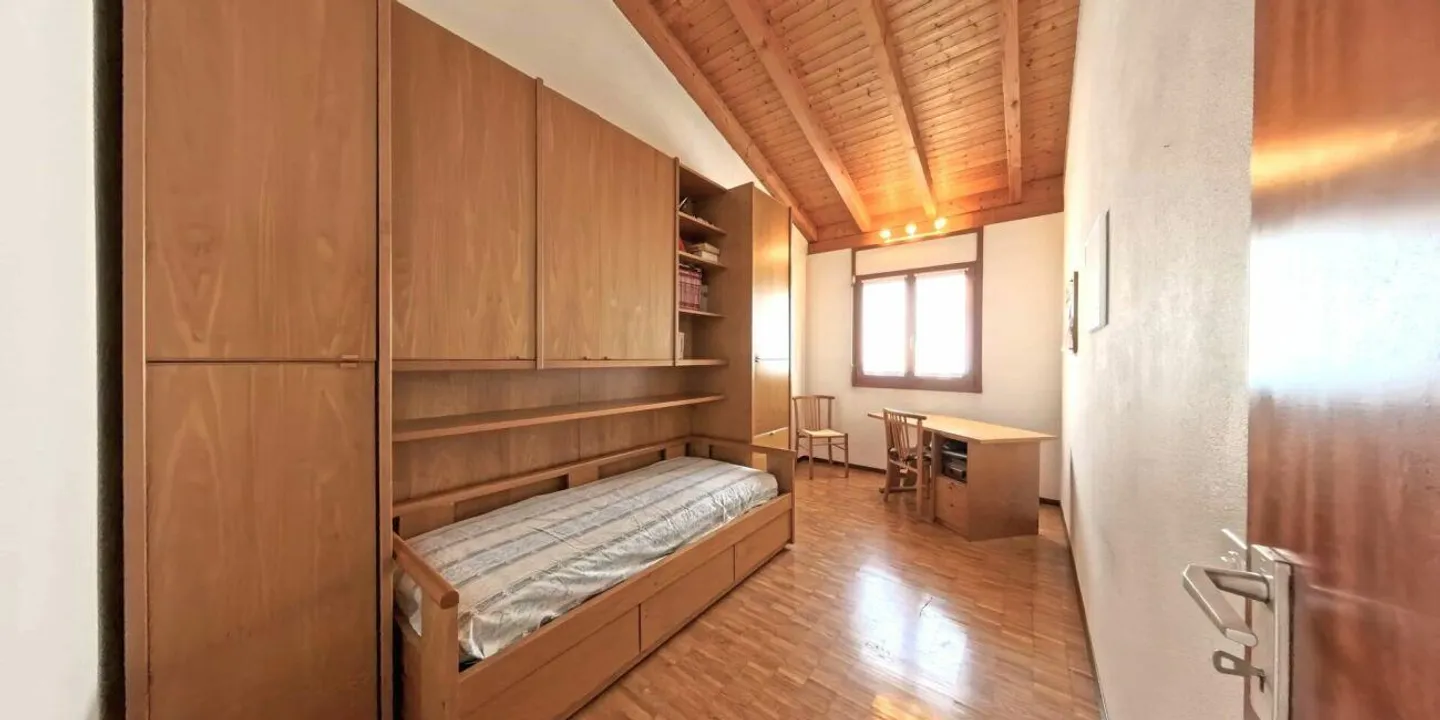 Row house in a simple and elegant style - Photo 8 of 11