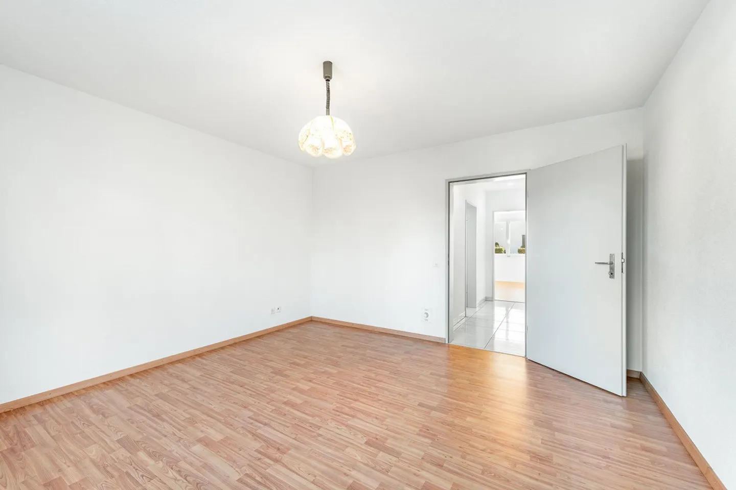 Grosszügige 4.5-Zimmer-Gartenwohnung mit Hobbyraum - Foto 4 von 14