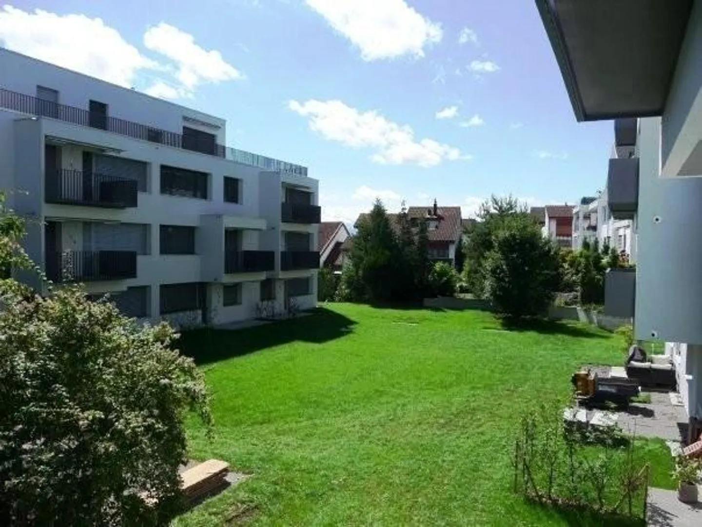 Vivere moderno in una posizione tranquilla con vista sul lago - Foto 1 di 12