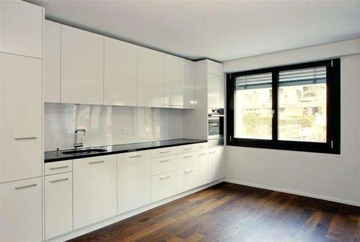 Vivere moderno in una posizione tranquilla con vista sul lago - Foto 4 di 12