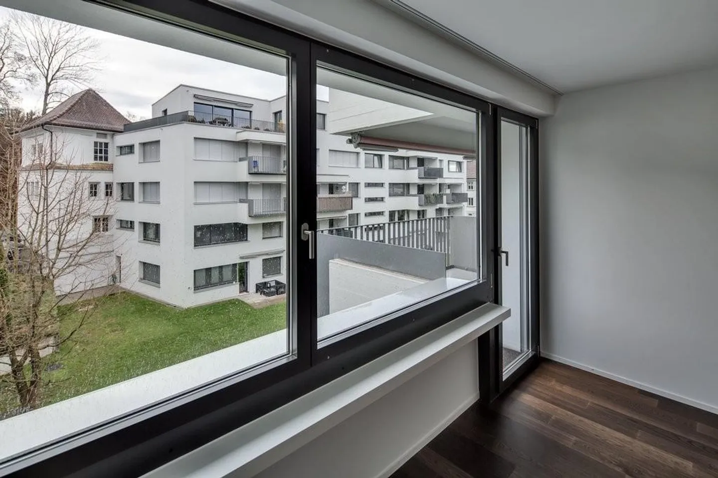Vivere moderno in una posizione tranquilla con vista sul lago - Foto 11 di 12