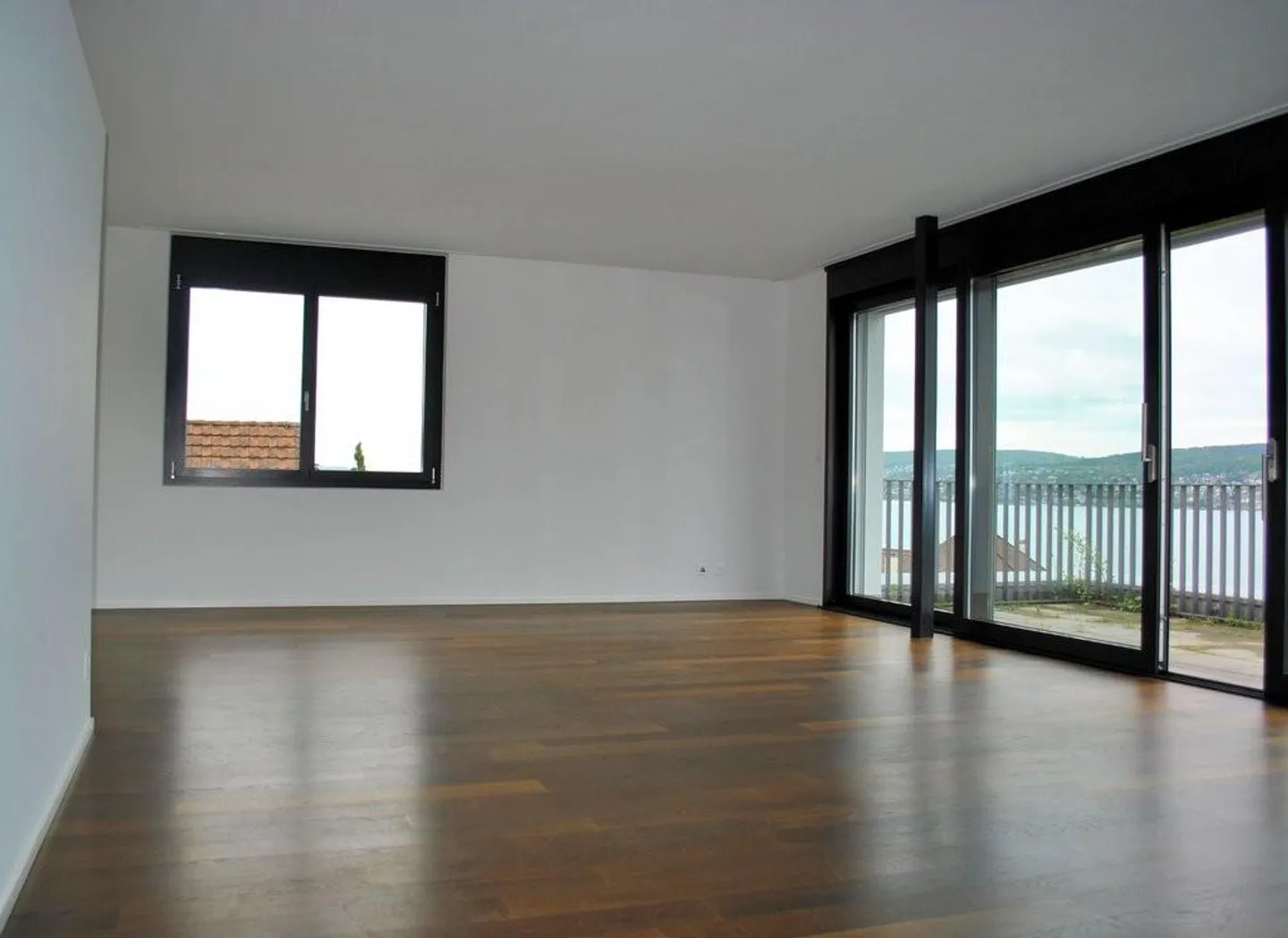 Vivere moderno in una posizione tranquilla con vista sul lago - Foto 2 di 12