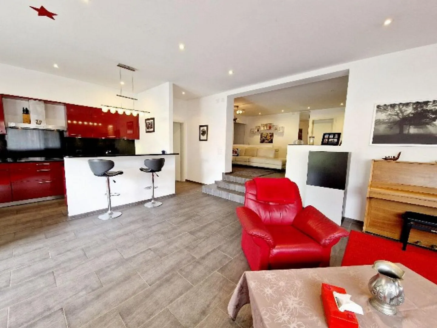Grande Appartamento al Piano Terra In Casa Bifamiliare | Große Wohn... - Foto 2 di 6