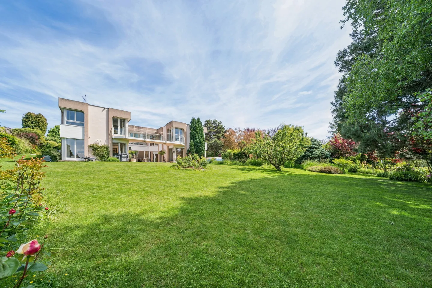 Prestigious Villa in Corsier - Photo 2 of 29