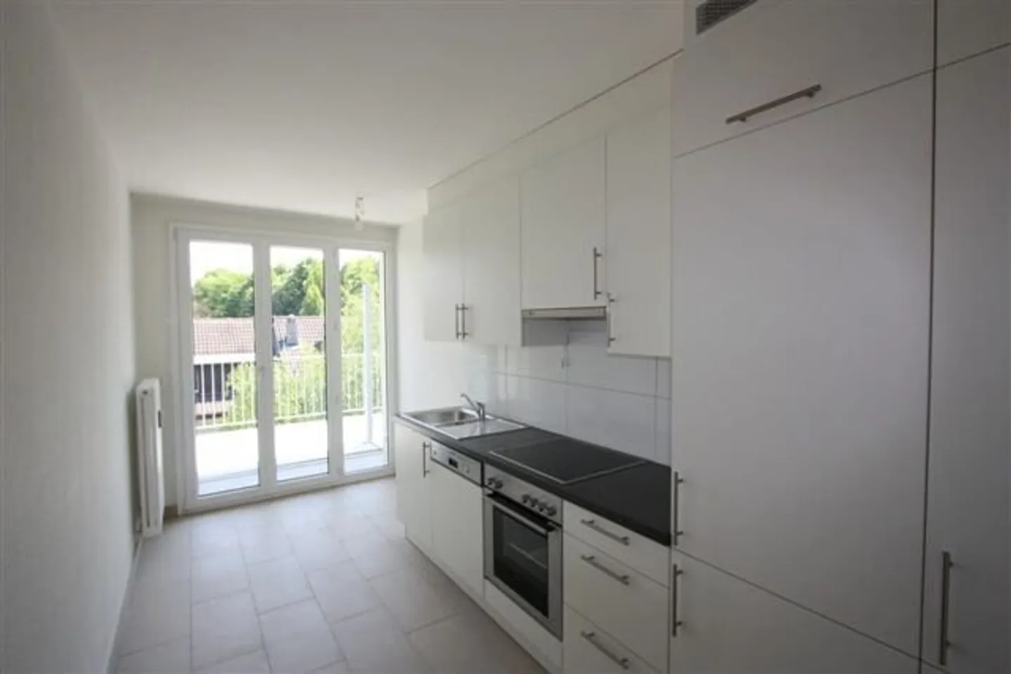 Appartamento moderno con balcone - Foto 2 di 4