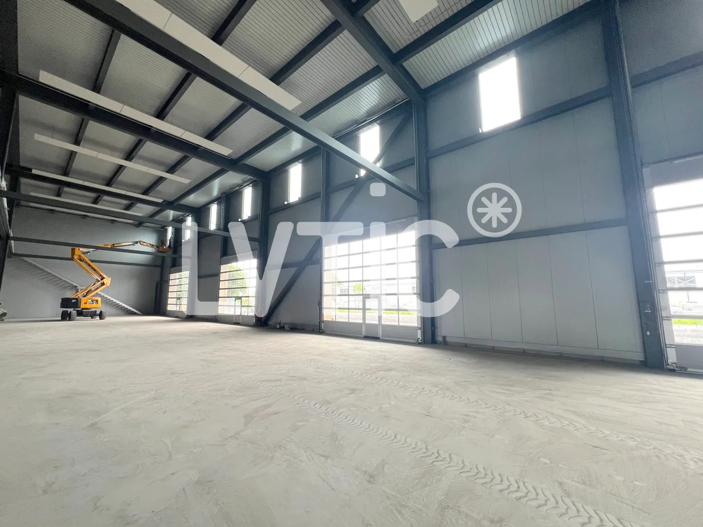 Capannone industriale, uffici di 5750 m2 divisibili in affitto a Saint-Aubin - Foto 1 di 9