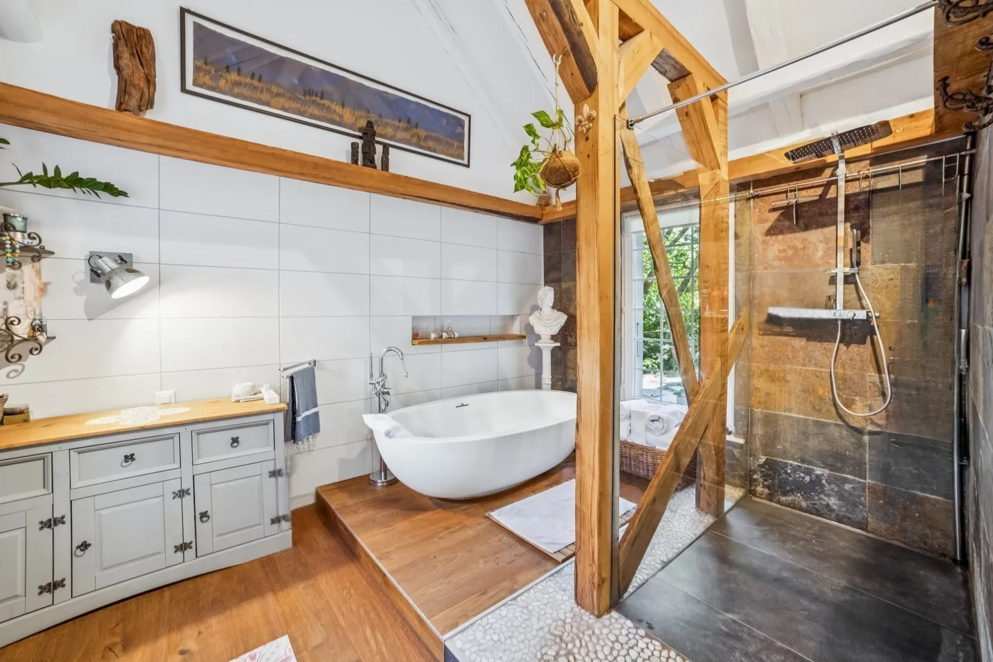 Elegant Villa with Pool - Photo 5 of 10