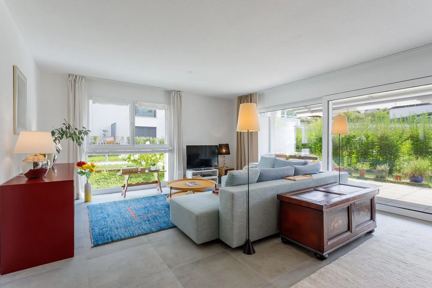 Appartement moderne de 3,5 pièces avec jardin à Ins - Photo 2 sur 14