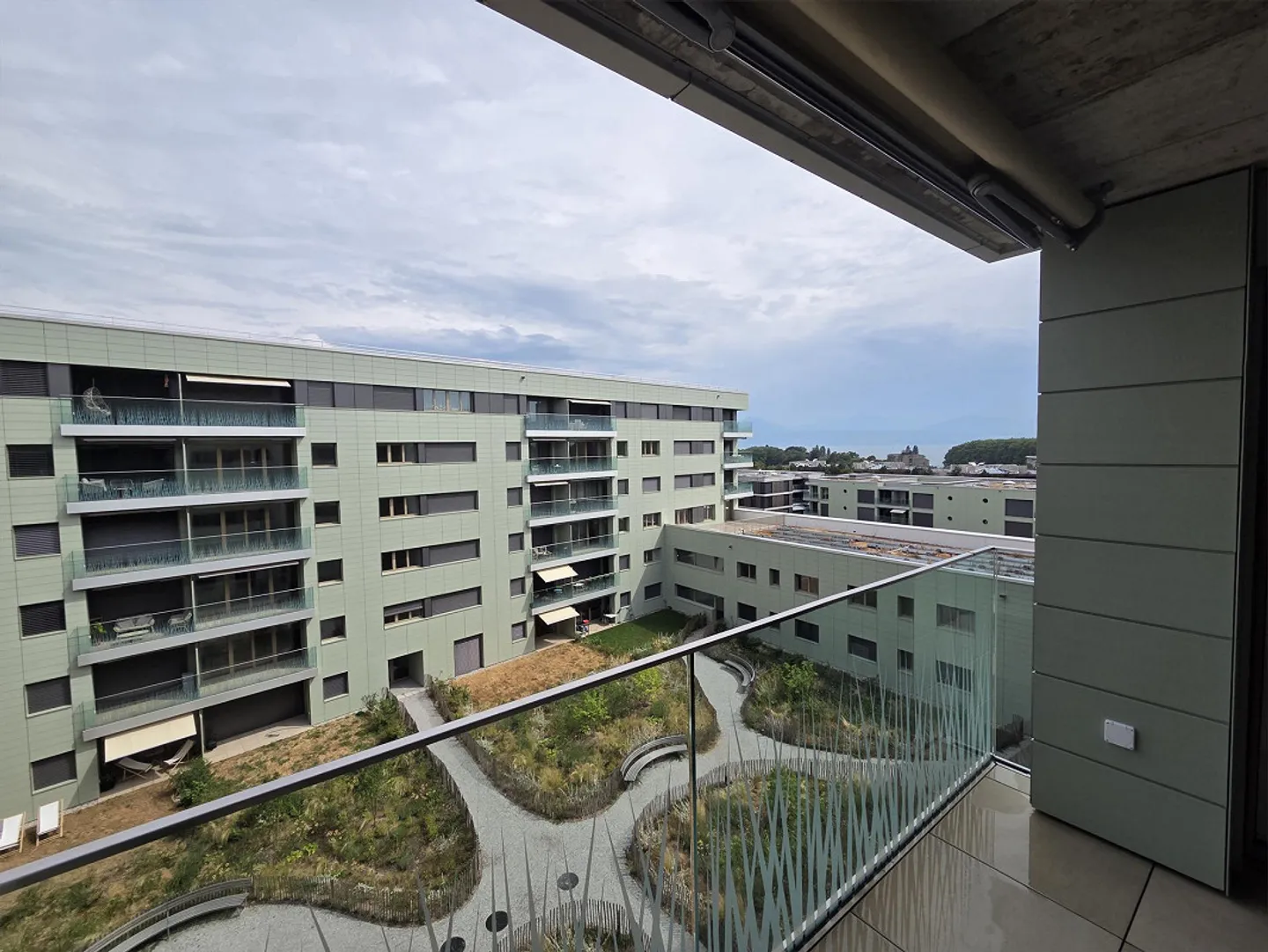 Neue 4,5-Zimmer-Wohnung im 6. Stock, durchgehend und hell, 2 Balkone mit freiem Blick. Parkplatz optional (Tiefgarage, EV-Ladestation). 6 Minuten zu Fuß von M1, 10 Minuten von EPFL/UNIL. - Foto 1 von 8