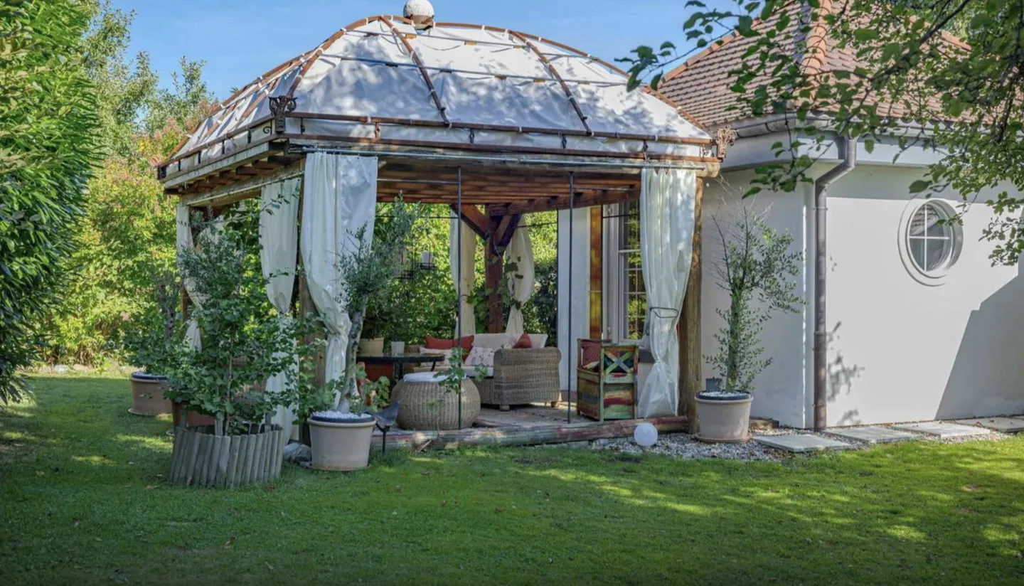 Elegant Villa with Pool - Photo 8 of 10