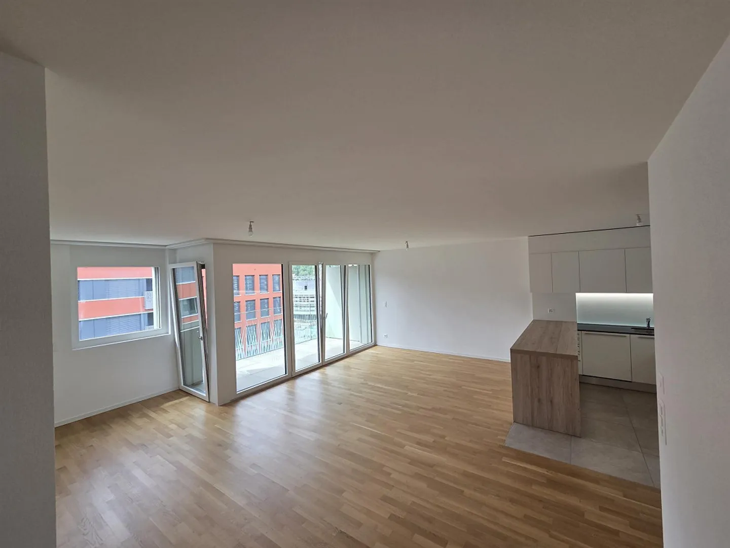 Neue 4,5-Zimmer-Wohnung im 6. Stock, durchgehend und hell, 2 Balkone mit freiem Blick. Parkplatz optional (Tiefgarage, EV-Ladestation). 6 Minuten zu Fuß von M1, 10 Minuten von EPFL/UNIL. - Foto 2 von 8