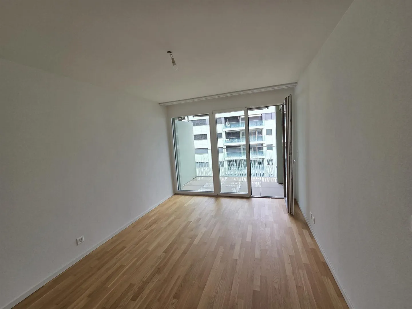 Neue 4,5-Zimmer-Wohnung im 6. Stock, durchgehend und hell, 2 Balkone mit freiem Blick. Parkplatz optional (Tiefgarage, EV-Ladestation). 6 Minuten zu Fuß von M1, 10 Minuten von EPFL/UNIL. - Foto 4 von 8