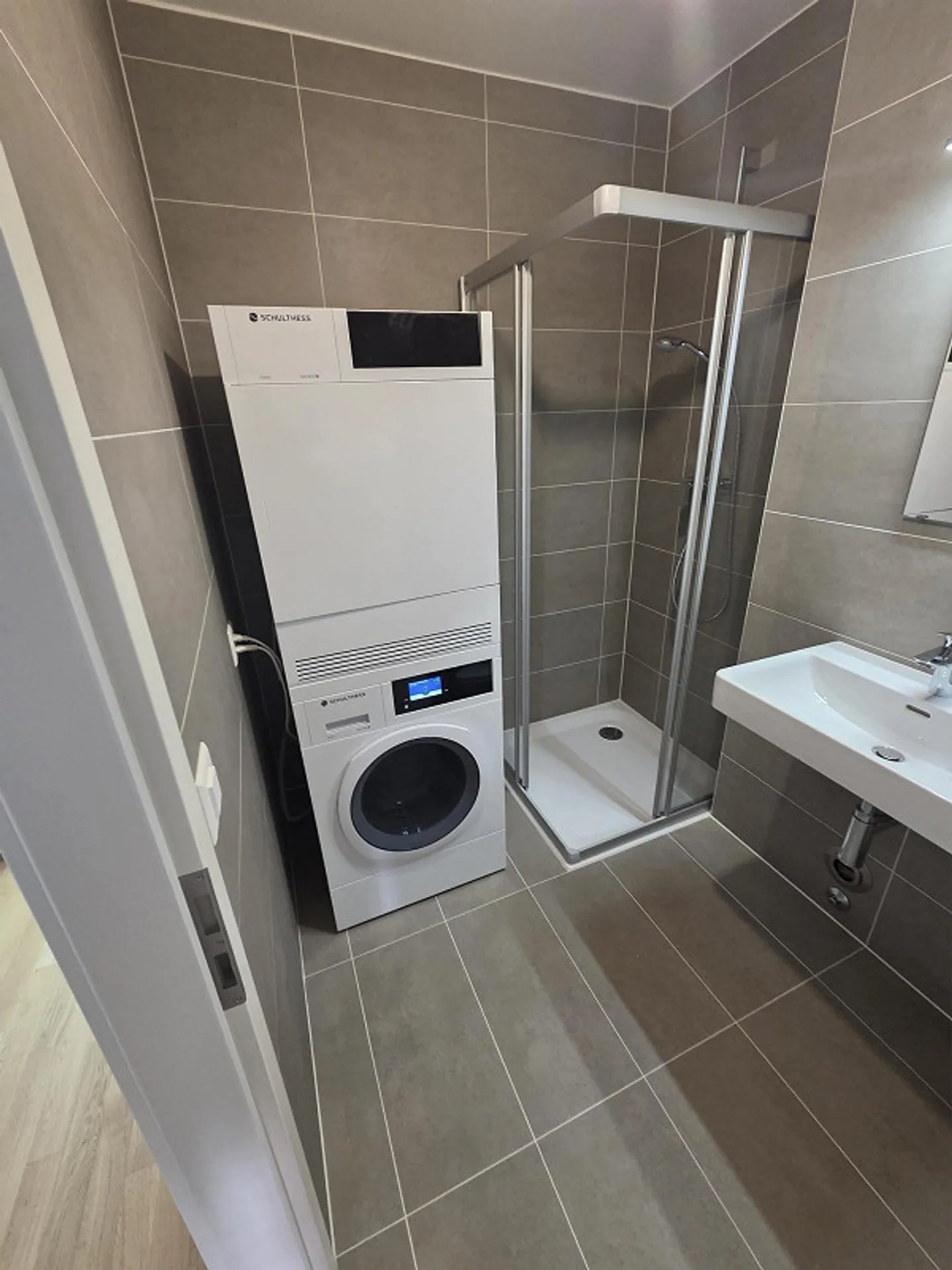 Neue 4,5-Zimmer-Wohnung im 6. Stock, durchgehend und hell, 2 Balkone mit freiem Blick. Parkplatz optional (Tiefgarage, EV-Ladestation). 6 Minuten zu Fuß von M1, 10 Minuten von EPFL/UNIL. - Foto 5 von 8