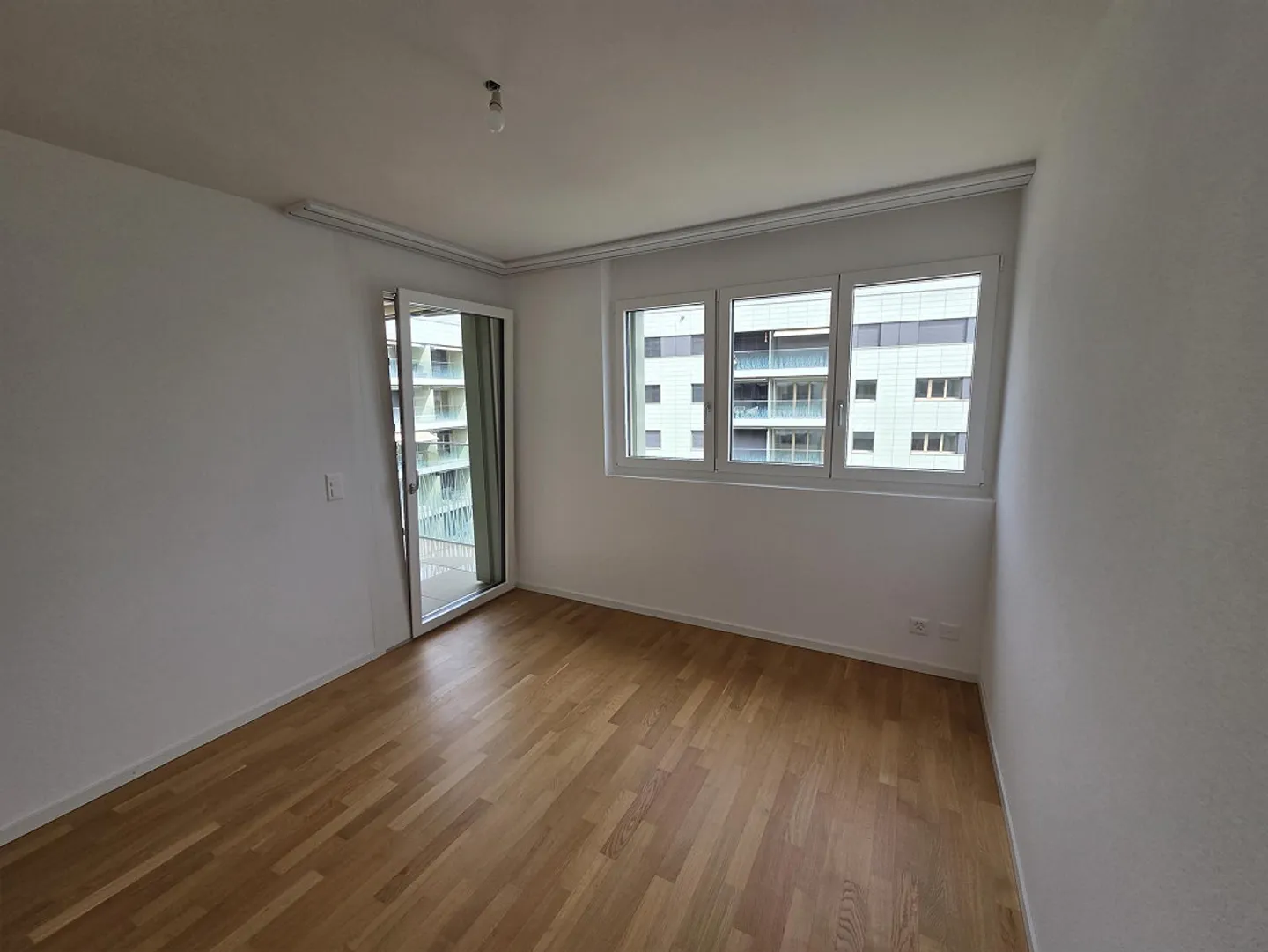 Neue 4,5-Zimmer-Wohnung im 6. Stock, durchgehend und hell, 2 Balkone mit freiem Blick. Parkplatz optional (Tiefgarage, EV-Ladestation). 6 Minuten zu Fuß von M1, 10 Minuten von EPFL/UNIL. - Foto 6 von 8