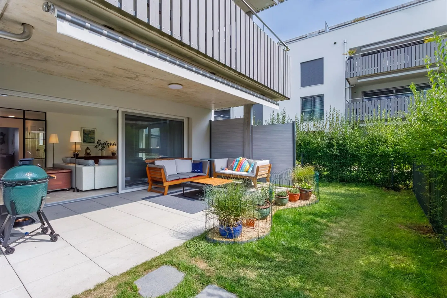 Appartement moderne de 3,5 pièces avec jardin à Ins - Photo 5 sur 14