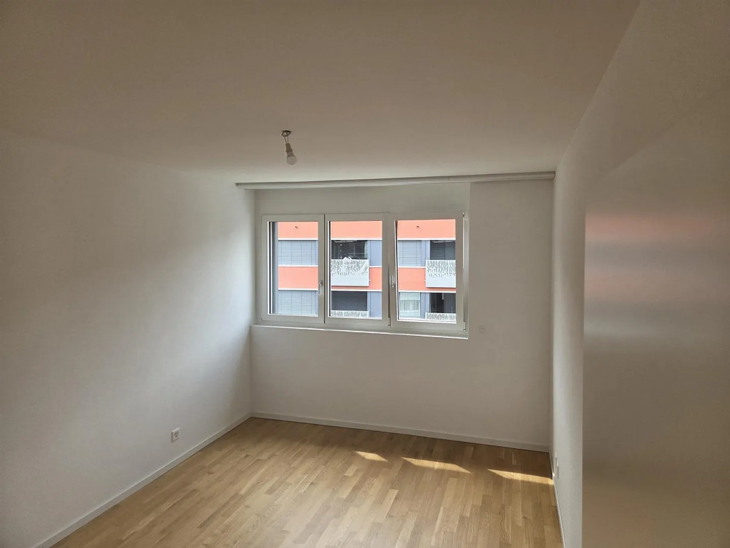 Neue 4,5-Zimmer-Wohnung im 6. Stock, durchgehend und hell, 2 Balkone mit freiem Blick. Parkplatz optional (Tiefgarage, EV-Ladestation). 6 Minuten zu Fuß von M1, 10 Minuten von EPFL/UNIL. - Foto 7 von 8