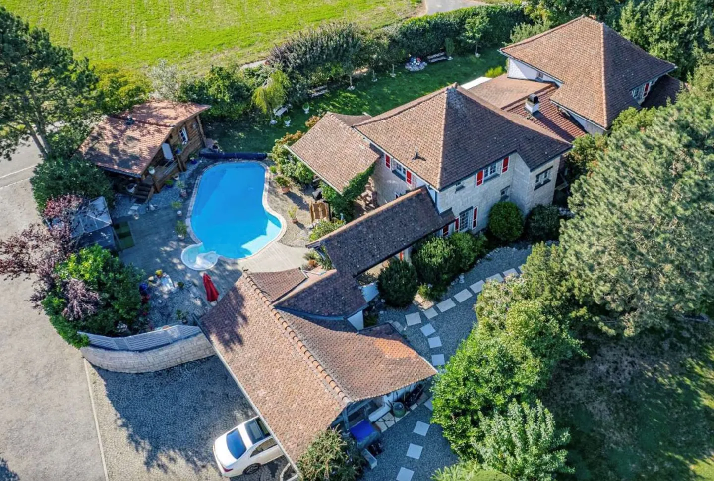 Elegant Villa with Pool - Photo 10 of 10