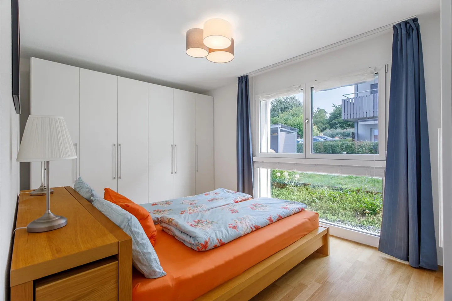 Appartement moderne de 3,5 pièces avec jardin à Ins - Photo 8 sur 14