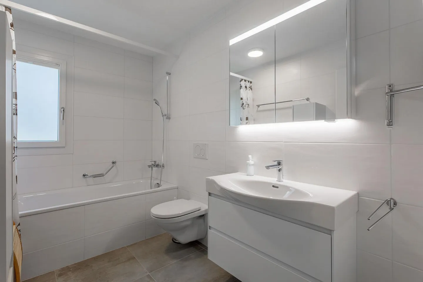 Appartement moderne de 3,5 pièces avec jardin à Ins - Photo 9 sur 14